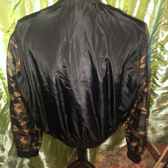 Black camo sleeve bomber jacket 😍 - Picture 3 of 3